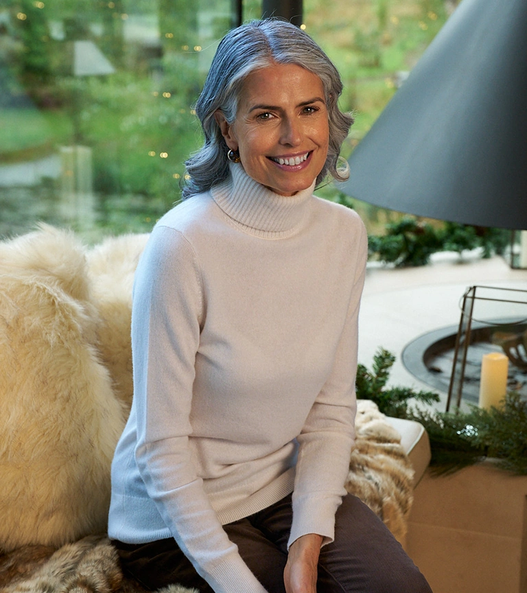 Woman wearing a Cashmere Roll Neck outdoors