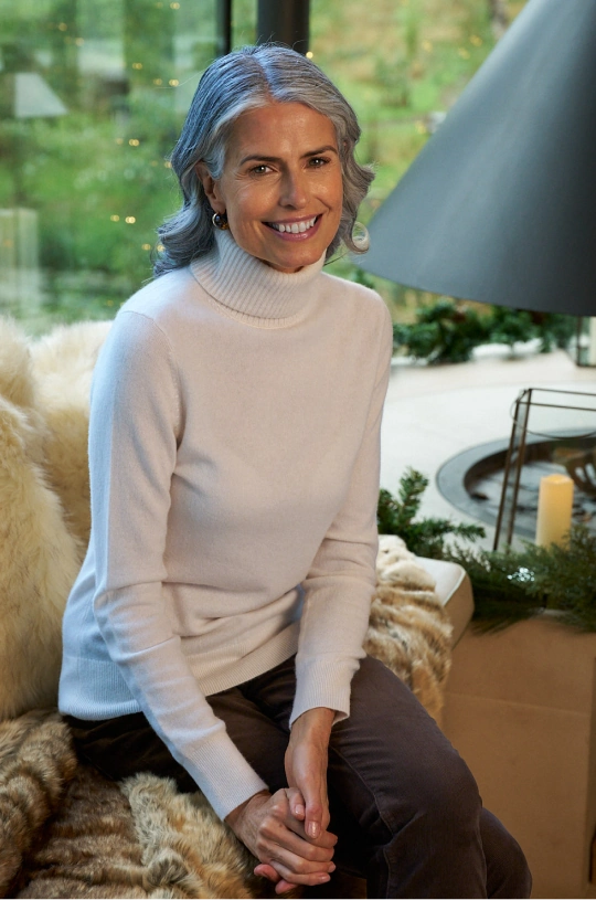 Woman wearing a Cashmere Roll Neck