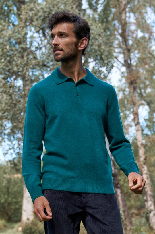 Man wearing a cashmere jumper and trousers outdoors