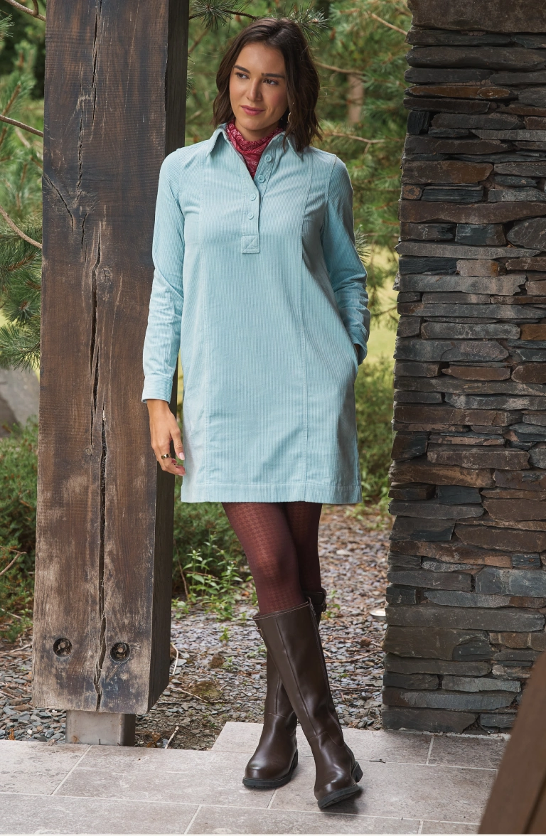 Woman wearing a quilted fleece jacket and wide-brimmed hat by the water